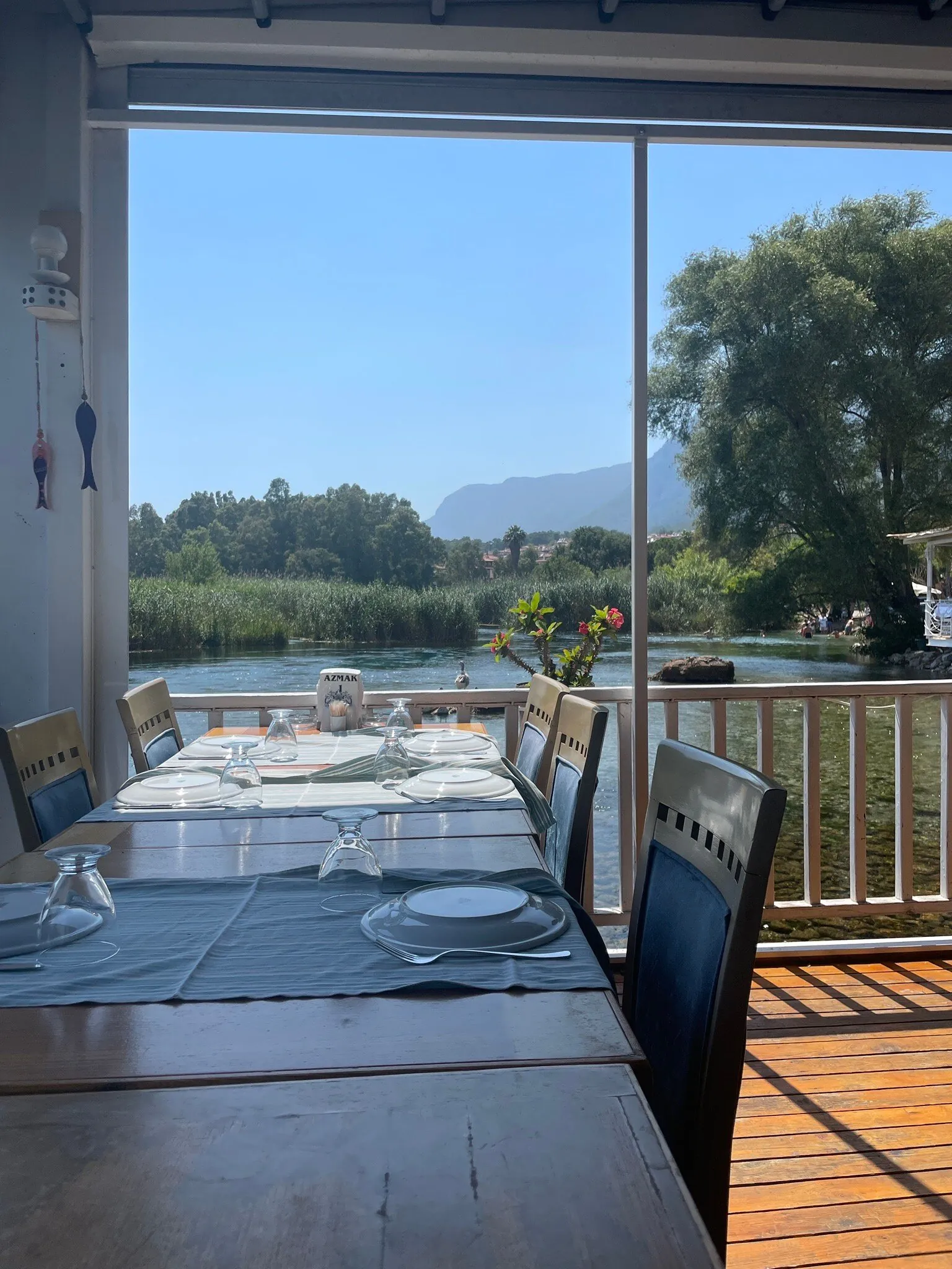 Olta Restaurant’ın Azmak’a bakan penceresinin önünde hazırlanmış uzun masa
